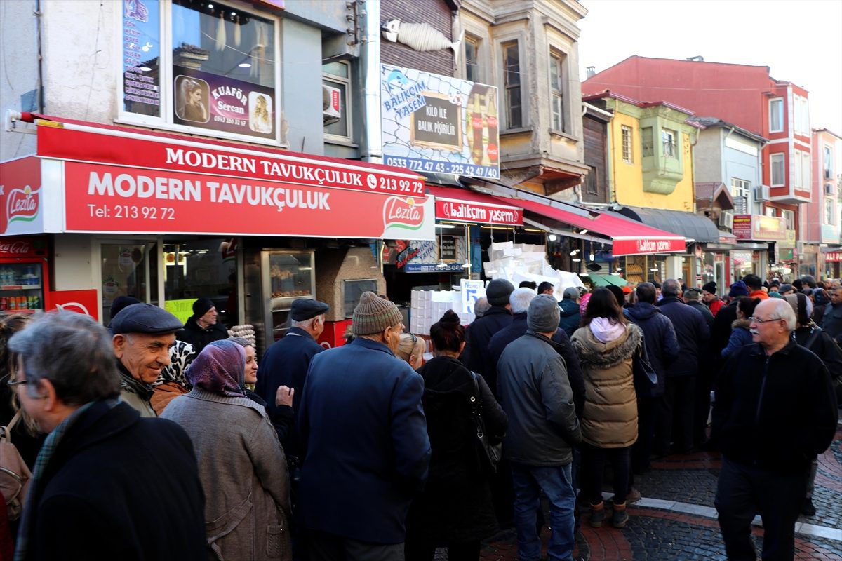 Edirne\'de kilogramı 5 liradan hamsi alabilmek için saatlerce beklediler