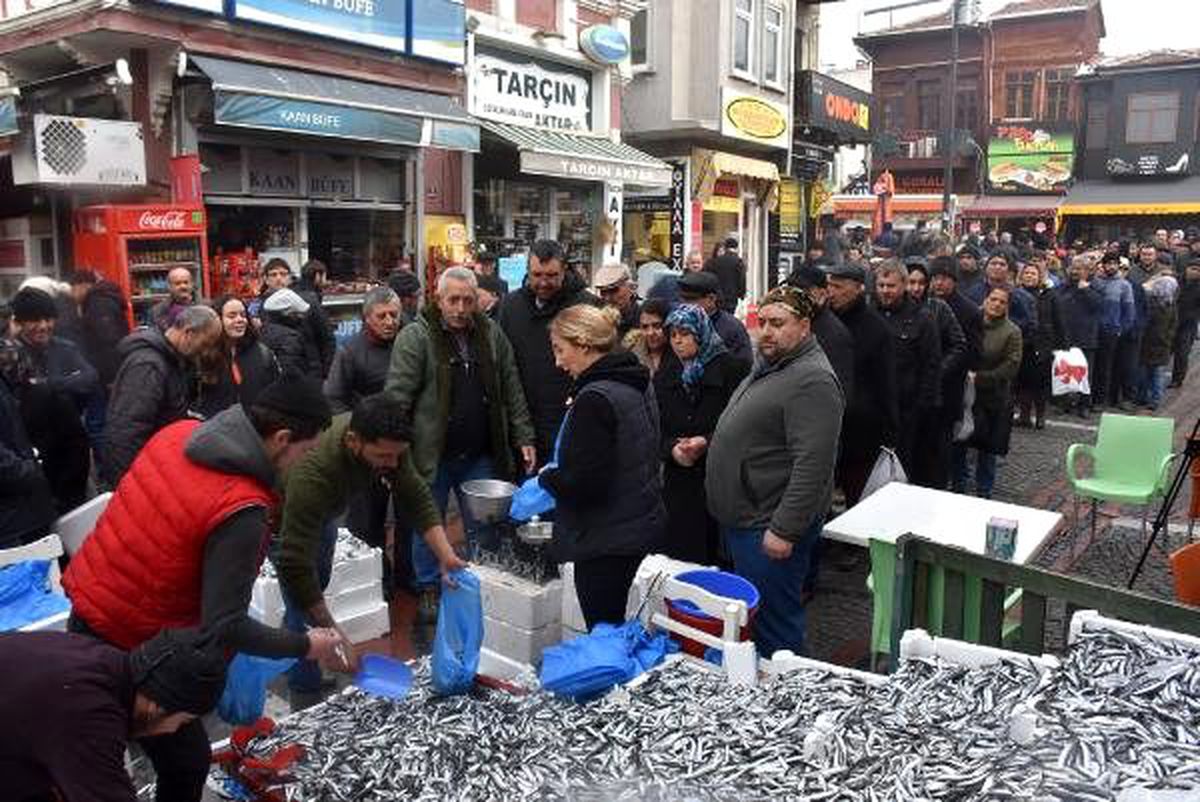 Edirne\'de ucuz hamsi için sıraya girdiler