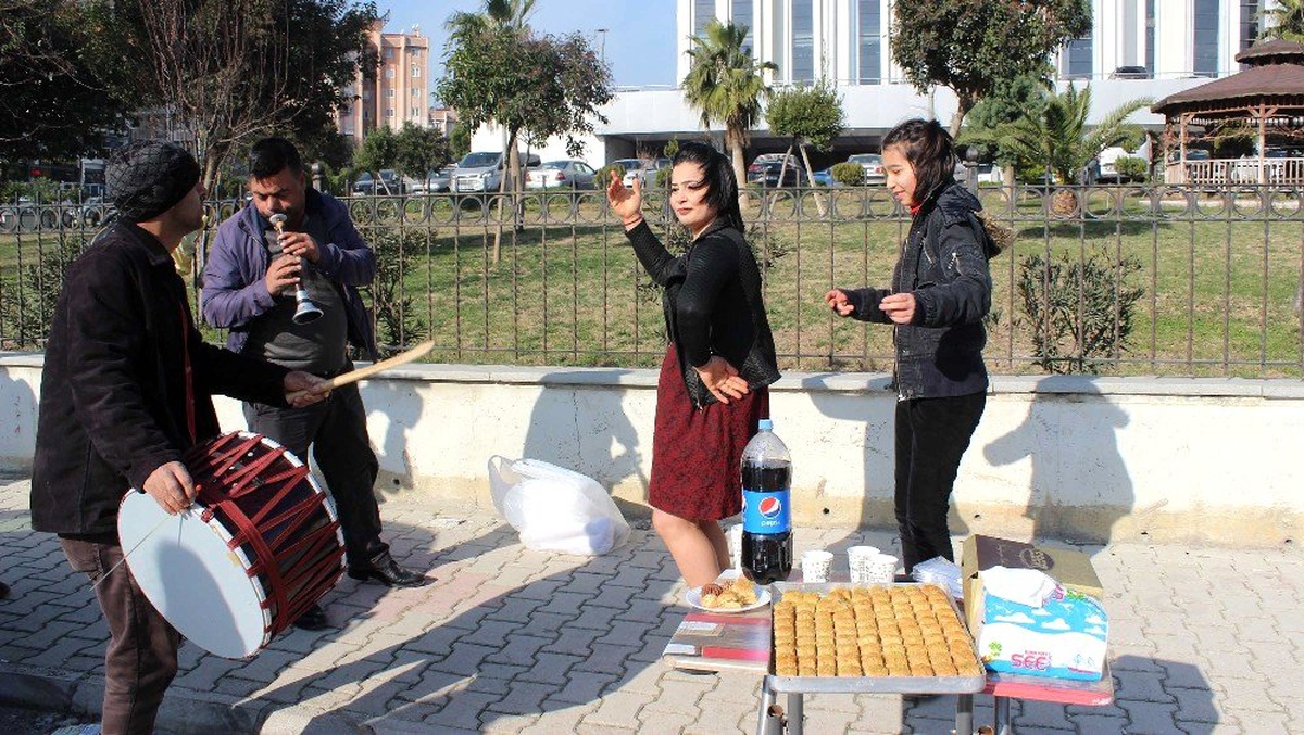 Eşinden boşandı, davul zurnayla kutladı