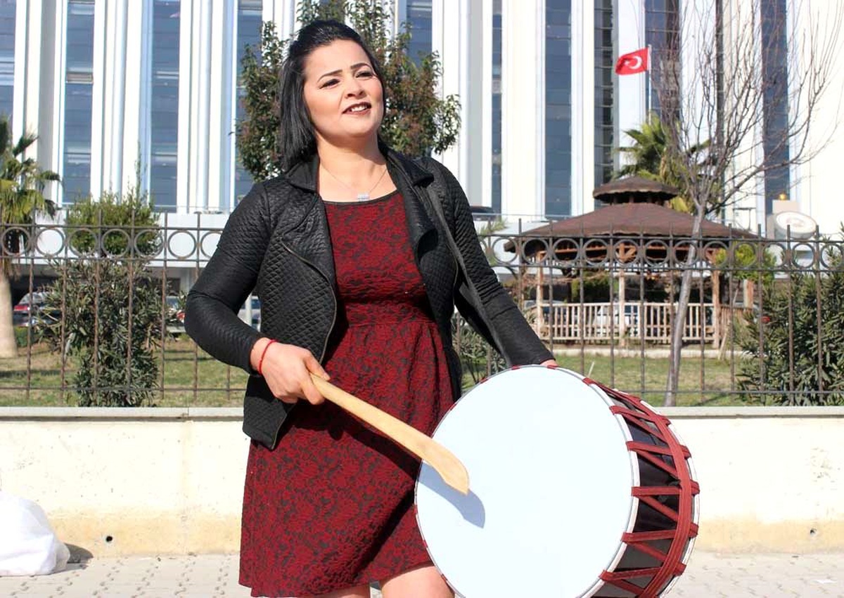 Eşinden boşandı, davul zurnayla kutladı