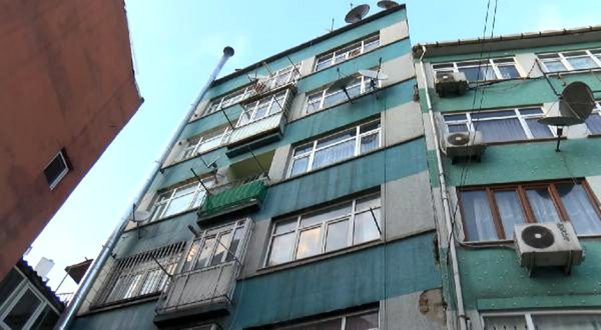 Fatih\'te 5 katlı eski bir binadan düşen taş parçası tehlike saçtı