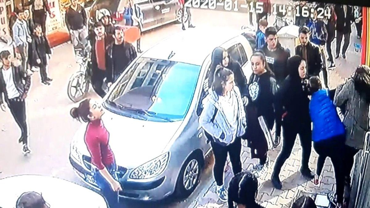 Genç kızı sokak ortasında öldüresiye dövdüler