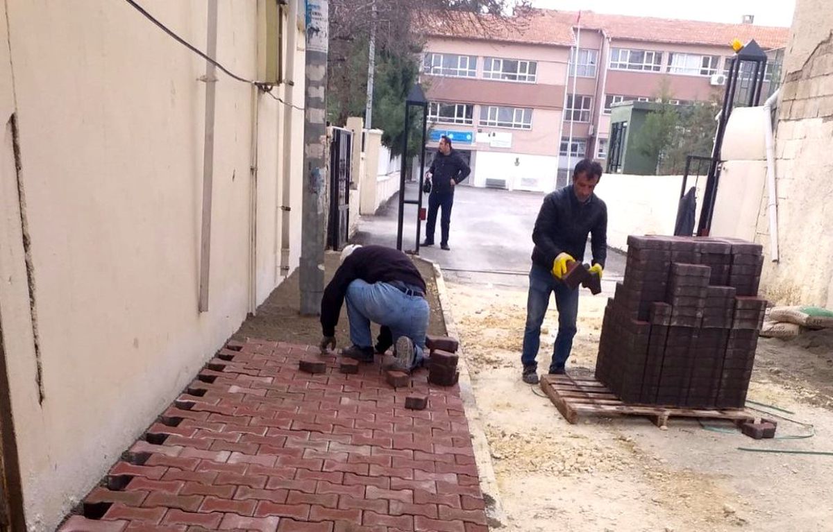 Gölbaşı Caddesinde kaldırım çalışması yapıldı