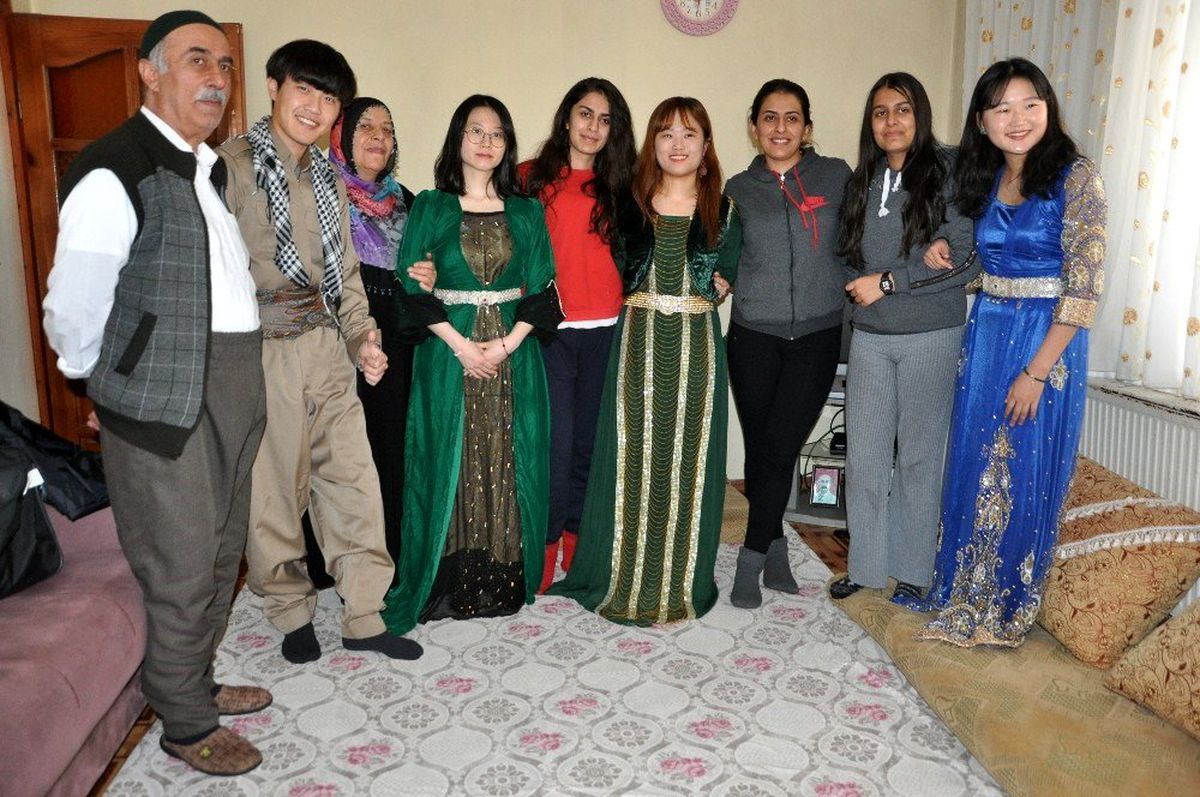 Güney Kore\'den geldiler, 2 gün Yüksekovalı ailenin misafiri oldular