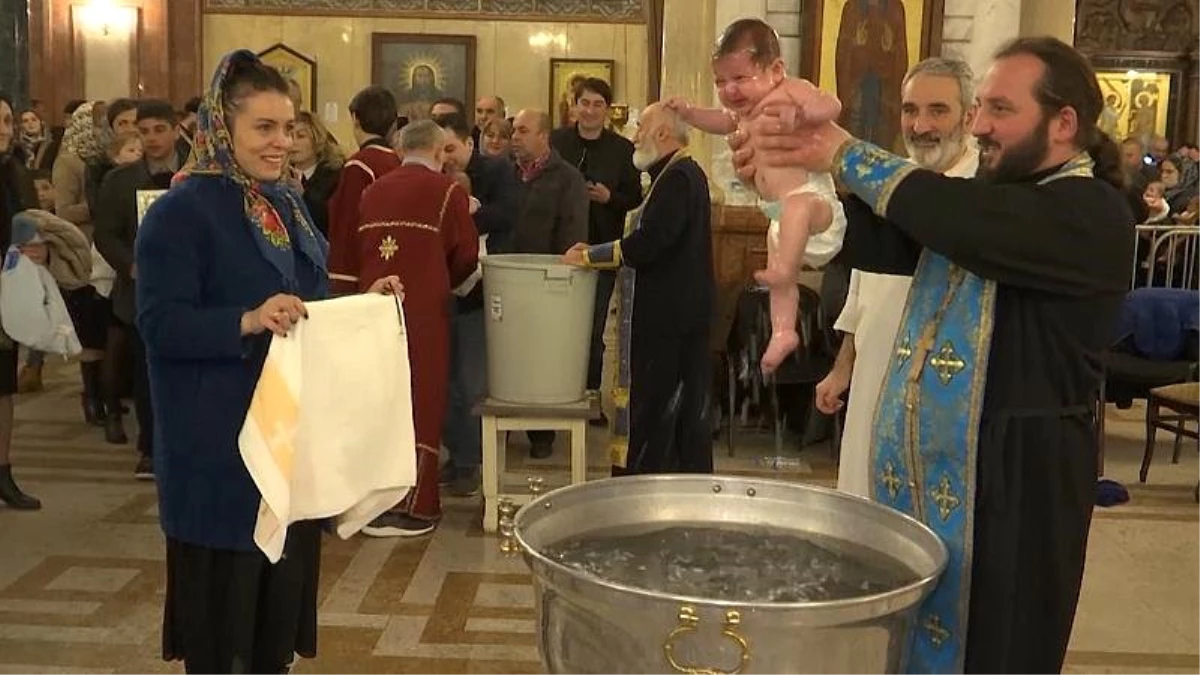 Gürcistan\'ın başkenti Tiflis\'te 500\'den fazla bebek birlikte vaftiz edildi