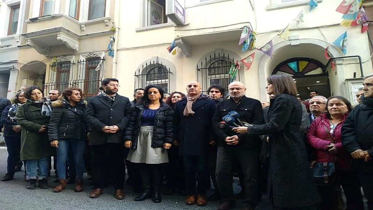 HDP İstanbul İl binasına silahlı saldırının ardından il başkanları basın açıklaması yaptı