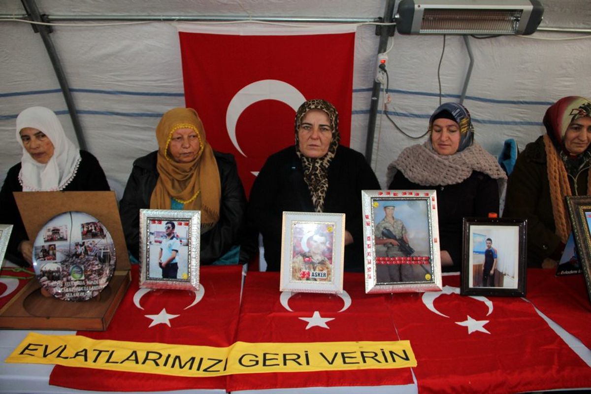 HDP önündeki ailelerin evlat nöbeti 135\'inci gününde