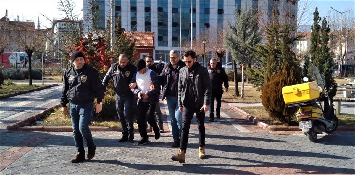 Isparta\'da ablası ve eniştesini öldürdüğü iddia edilen polis adliyeye sevk edildi