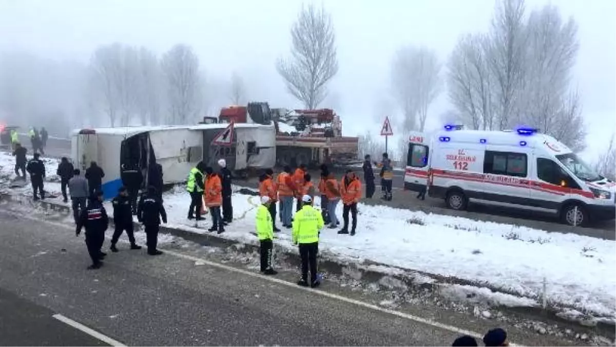 Isparta\'da yolcu otobüsü devrildi: 29 yaralı (2) - Yeniden