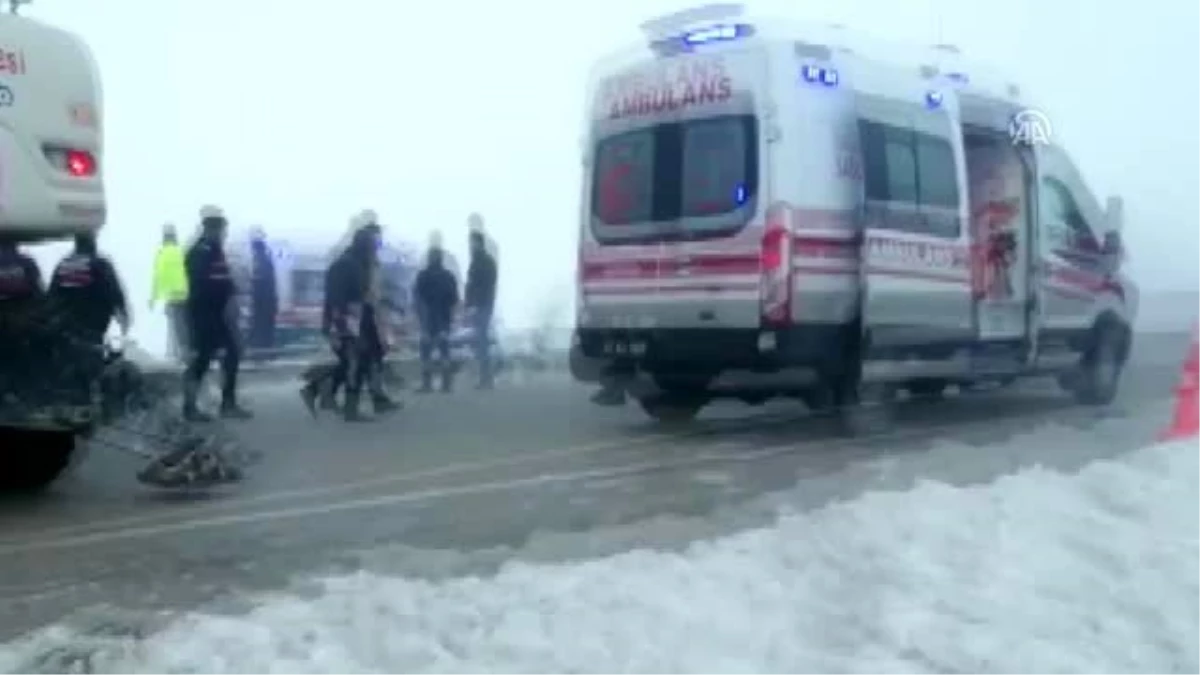 Isparta\'da yolcu otobüsü devrildi: 29 yaralı (3)