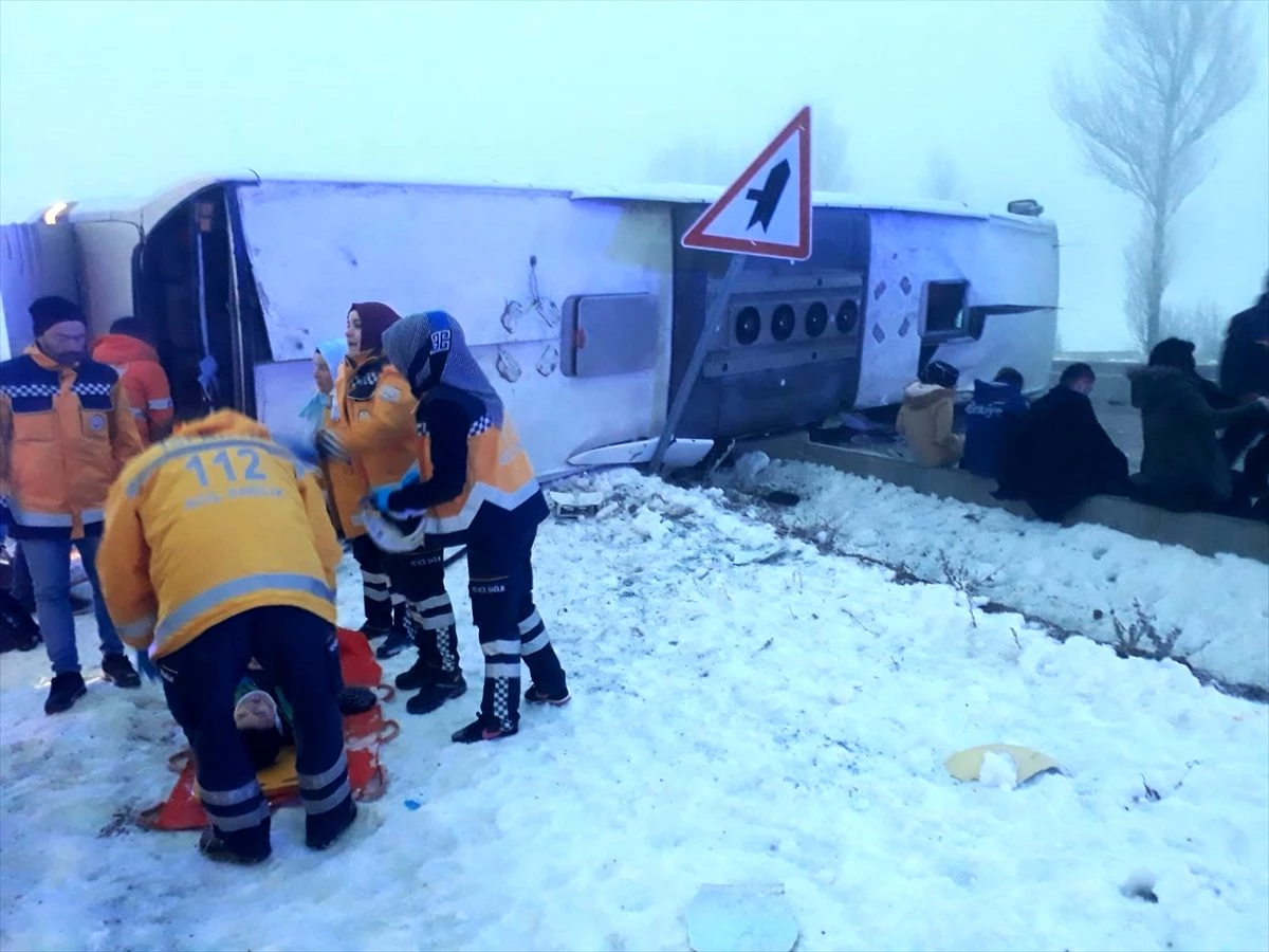 Isparta\'da yolcu otobüsü devrildi: 33 yaralı