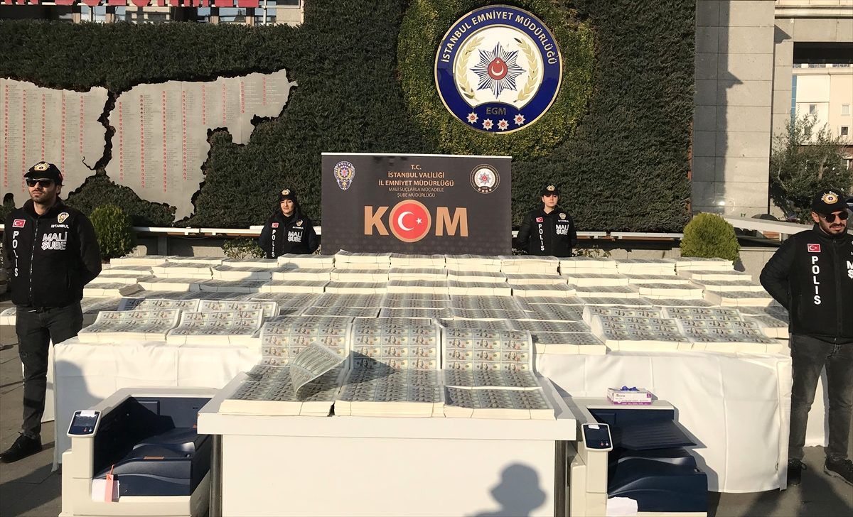 İstanbul\'da düzenlenen operasyonda sahte 127 milyon 500 bin dolar ele geçirildi