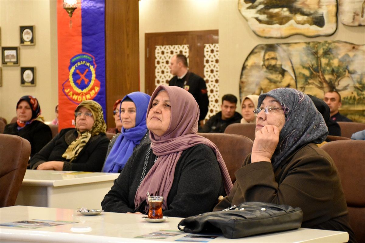 Jandarmadan muhtar ve eşlerine trafik ve aile içi şiddet semineri