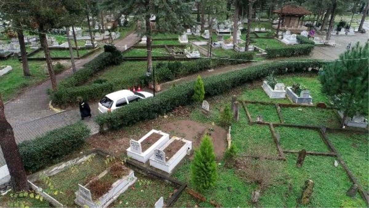 Kabristanda yönleri farklı yerlere bakan mezarları görenler şaşırıyor