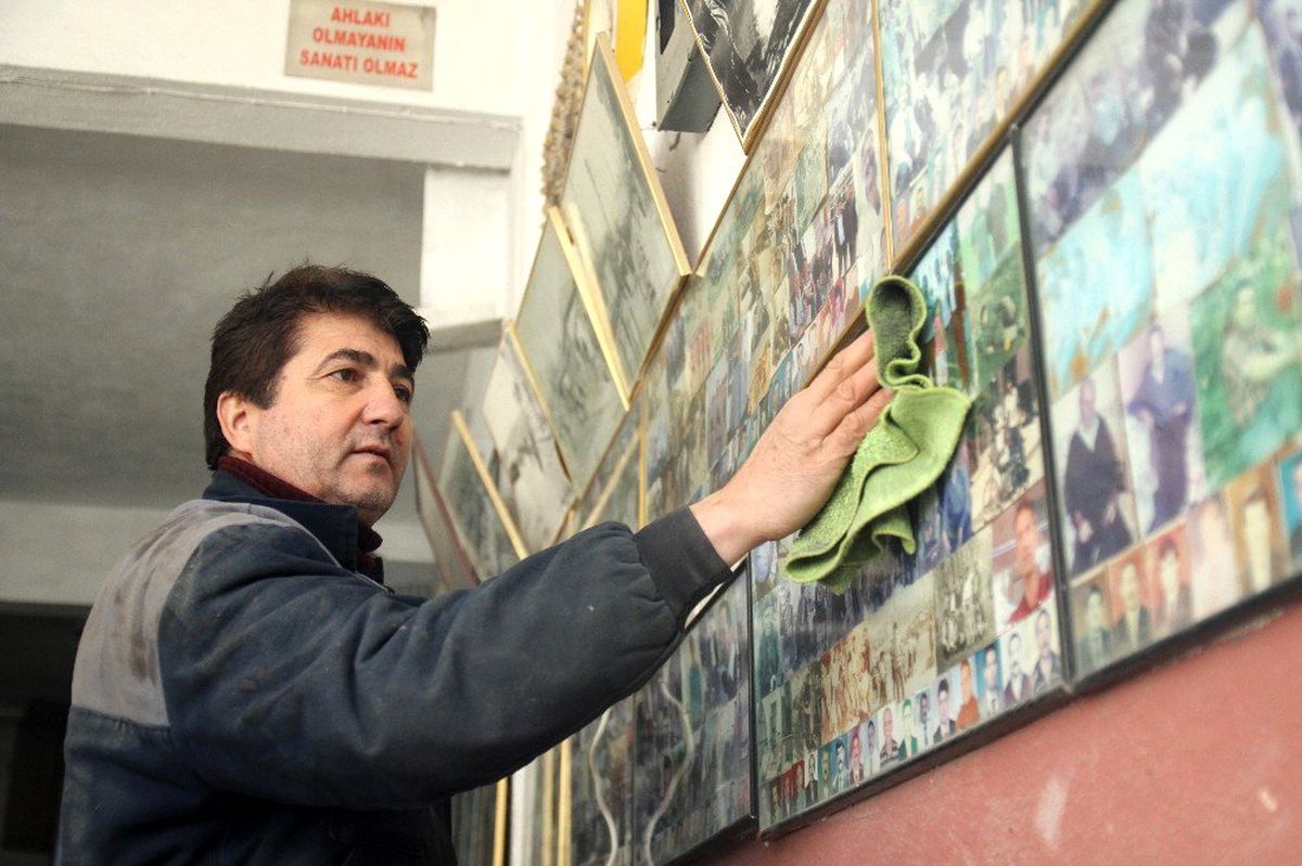 Kaporta dükkanının duvarlarını müşteri fotoğraflarıyla süsledi