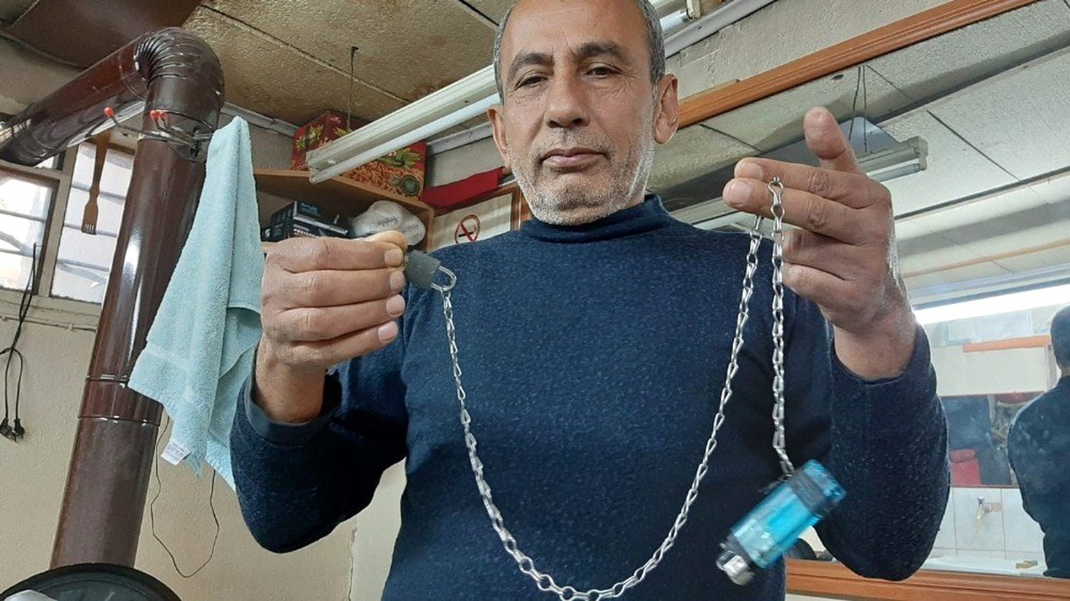 Kaybetmekten bıktı, çakmağını asma kilitle pantolonuna zincirledi