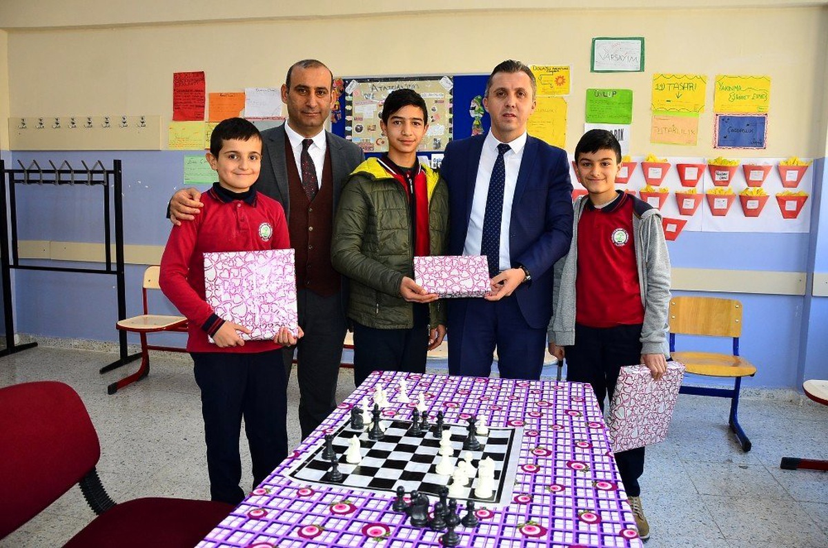 Kaymakam Solmaz\'dan öğrencilere doğum günü sürprizi