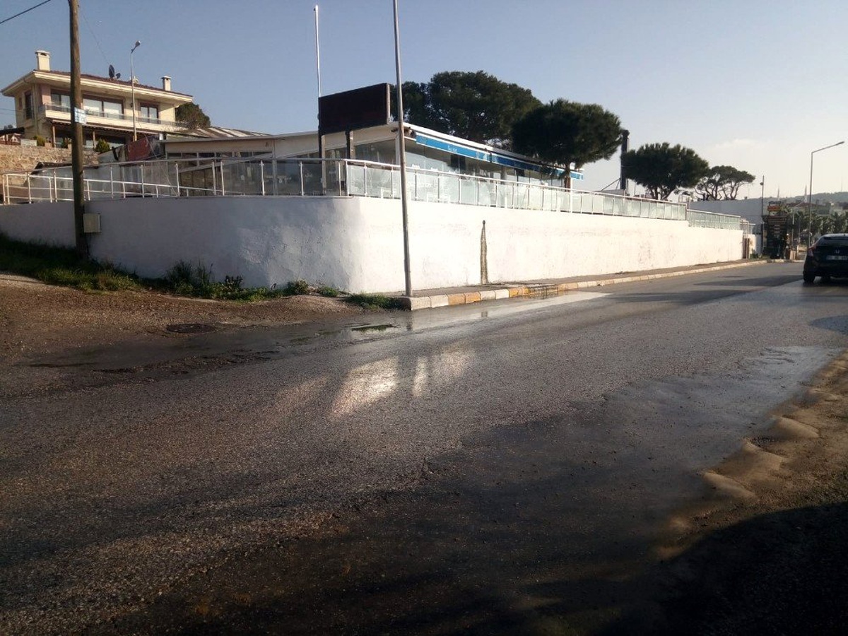 Kaynağı belli olmayan su akıntısı tehlike saçıyor