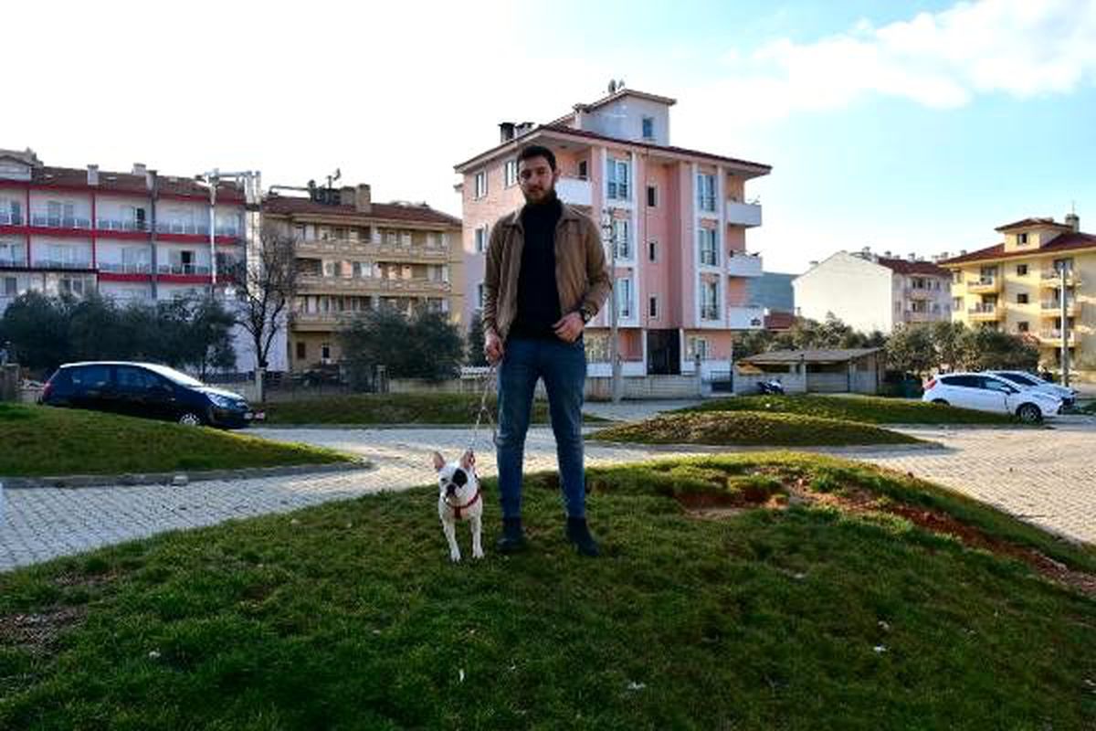 Köpeğini tekmeleyen teknikerin burnunu kırdı