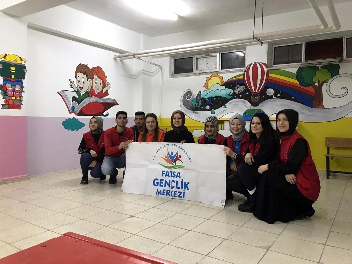 Köy okullarına gönüllü gençler dokunuşu