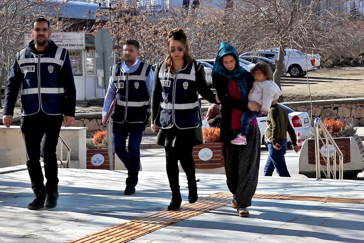 Kucağında çocuğuyla hırsızlık yapan kadın gözaltına alındı