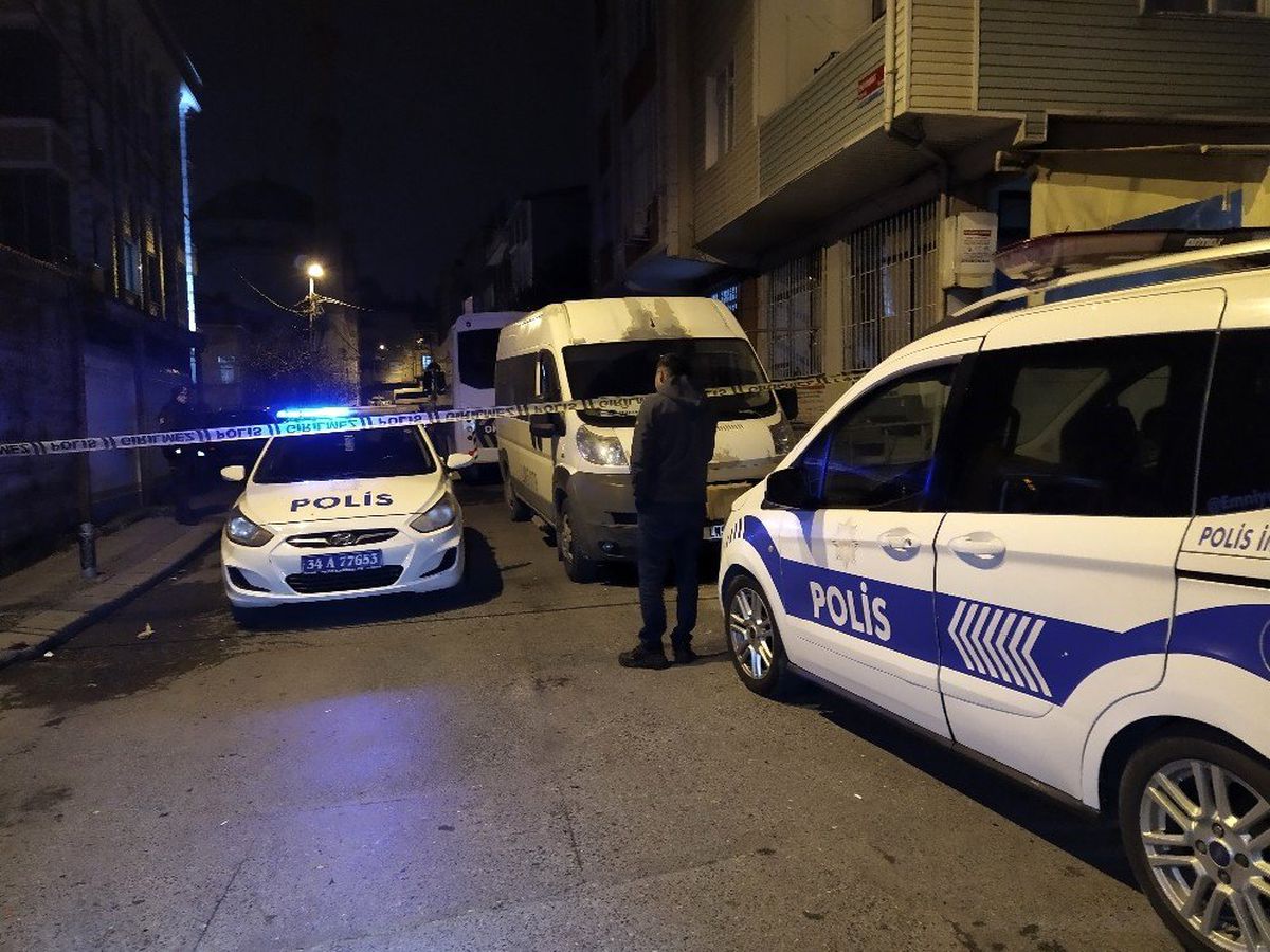 Küçükçekmece\'de gürültü yapan gruba müdahale eden polis babasına darp: 2 yaralı
