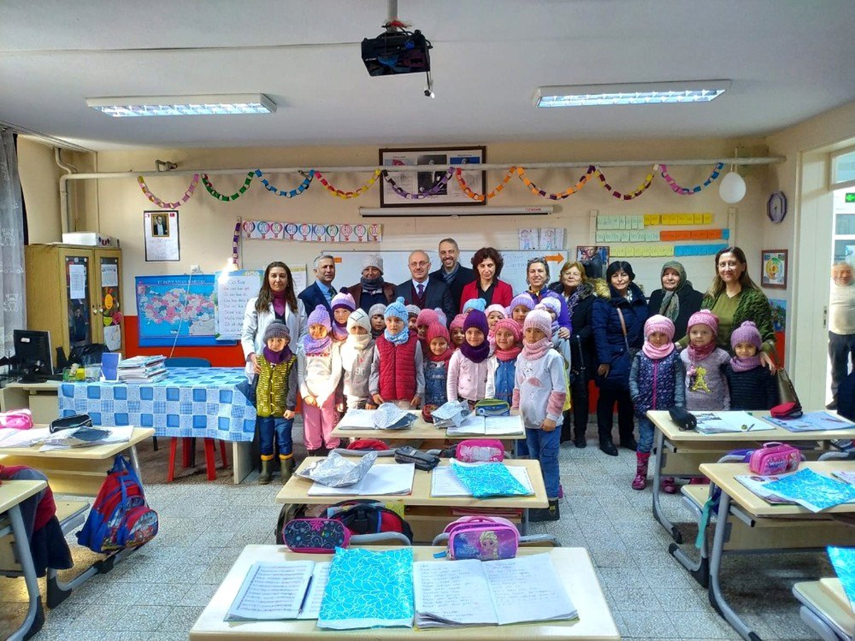 Kursiyerler ördü, minik kalpler ısındı