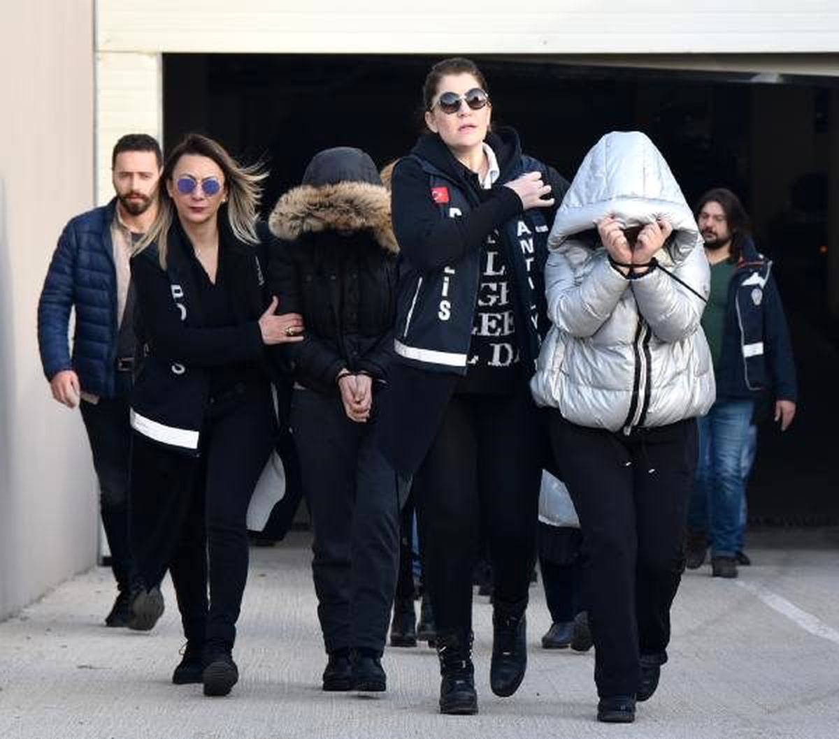 Kuyumcudan 3,5 milyonluk altın çalan 5\'i yabancı uyruklu 8 kişi yakalandı