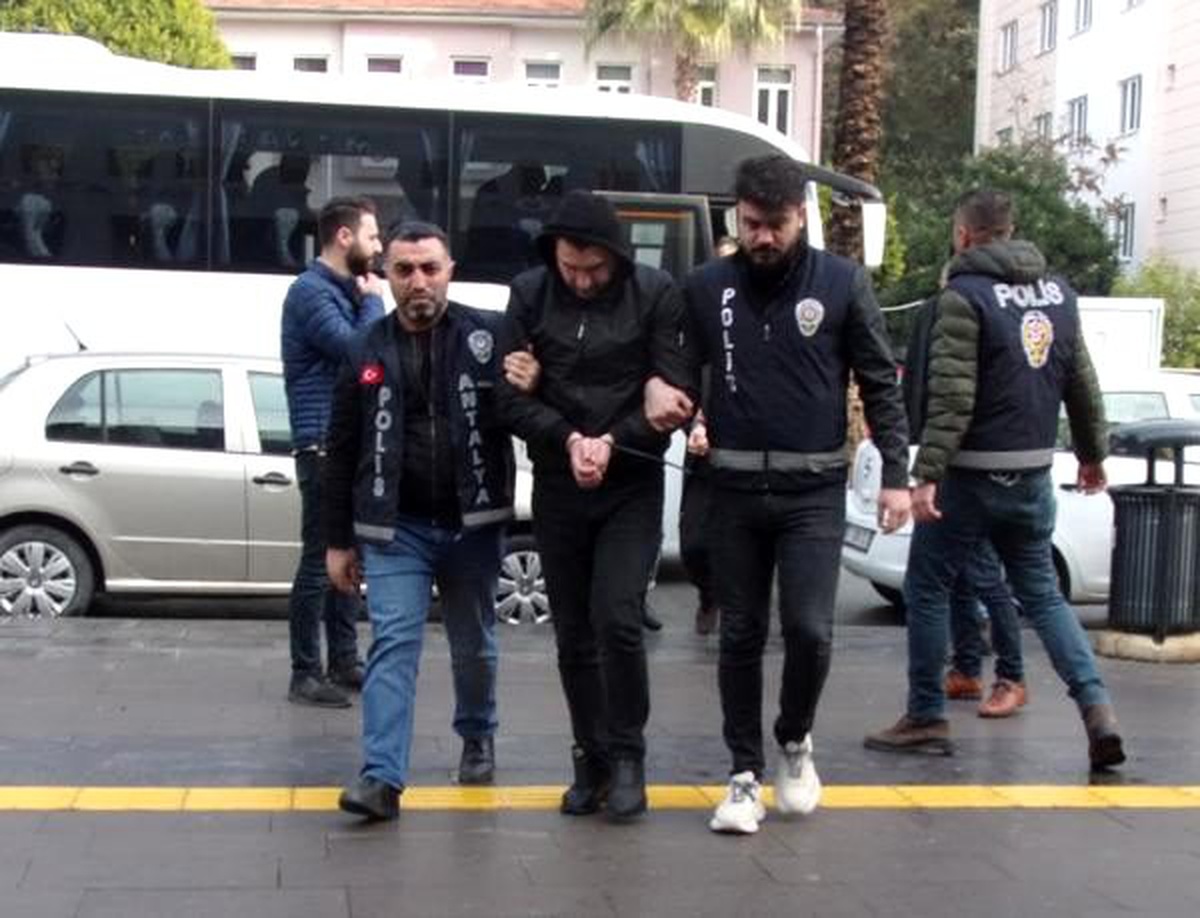 Kuyumcudan 3,5 milyonluk altın çalan 5\'i yabancı uyruklu 8 kişi yakalandı (2)