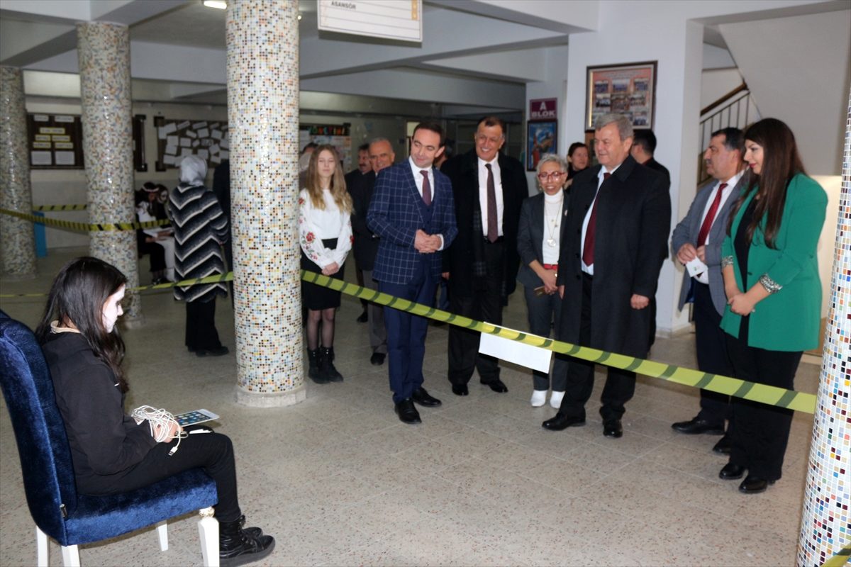 Lise öğrencileri teknoloji bağımlılığına dikkati çekmek için "canlı heykel" oldu