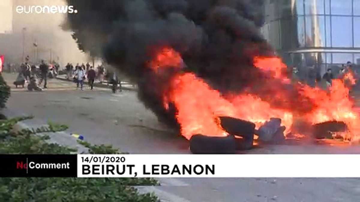 Lübnan\'da protesto: Göstericiler Beyrut\'ta bankaları taşladı