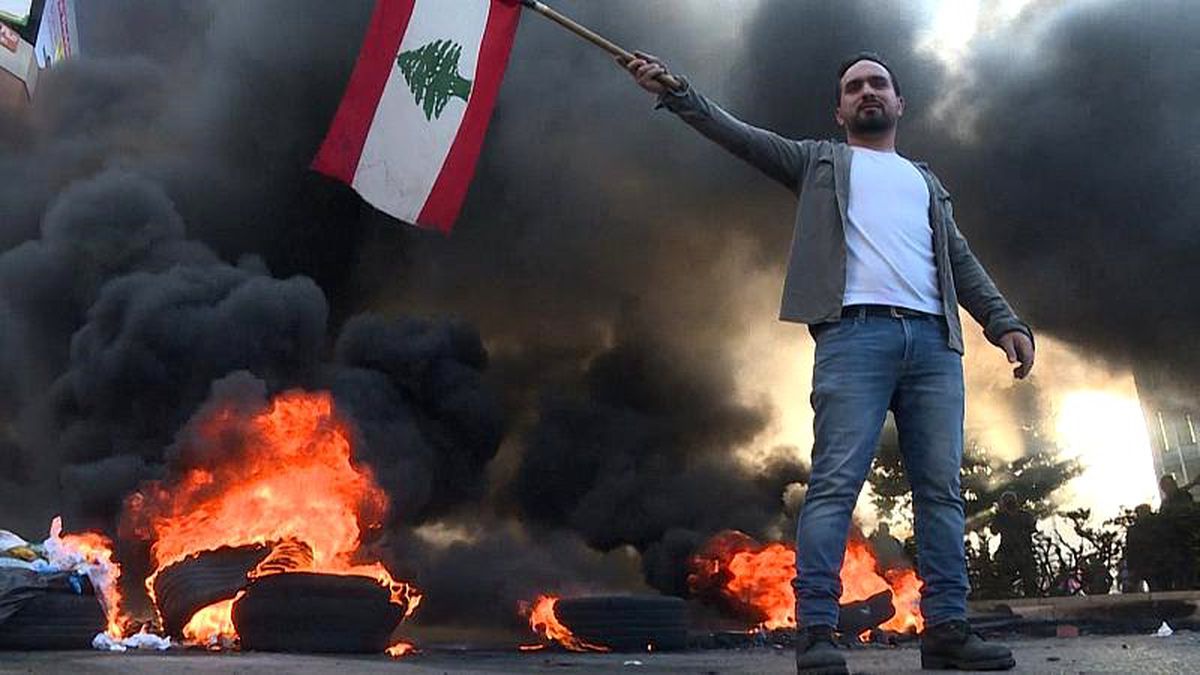 Lübnan\'da protesto: Göstericiler Beyrut\'ta bankaları taşladı