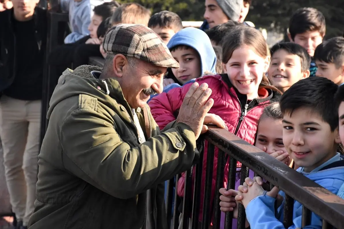 Mahallenin yardımsever Kazım amcası okul yolunun gönüllü temizlikçisi