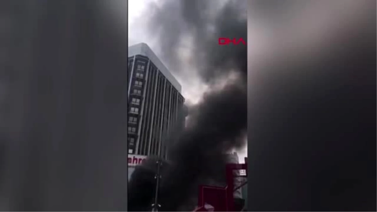 Malezya\'da şehrin ortasında otomobil alev aldı, saatlerce yandı