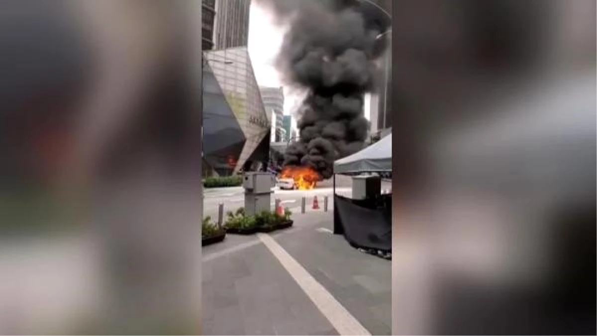 Malezya\'da şehrin ortasında otomobil alev aldı, saatlerce yandı
