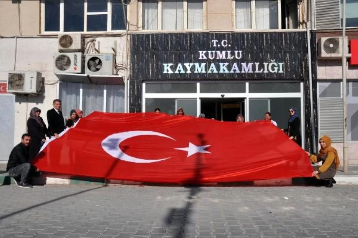 Mehmetçiğe hediye etmek için Türk bayrağı dikiyorlar