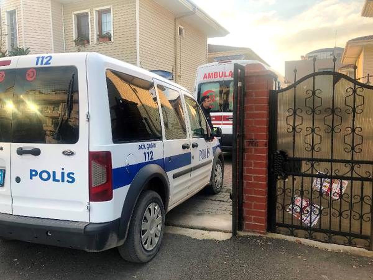 Merdiven korkuluklarına kendini astı