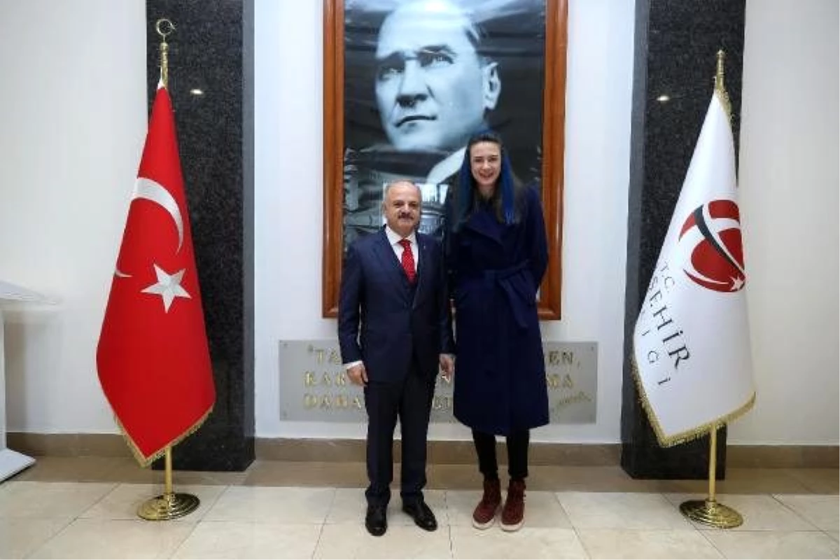 Milli voleybolcu Meryem Boz, Eskişehir Valisi\'ni ziyaret etti