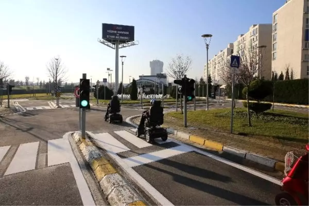 Öğrencilere akülü araçlarla uygulamalı trafik eğitimi veriliyor