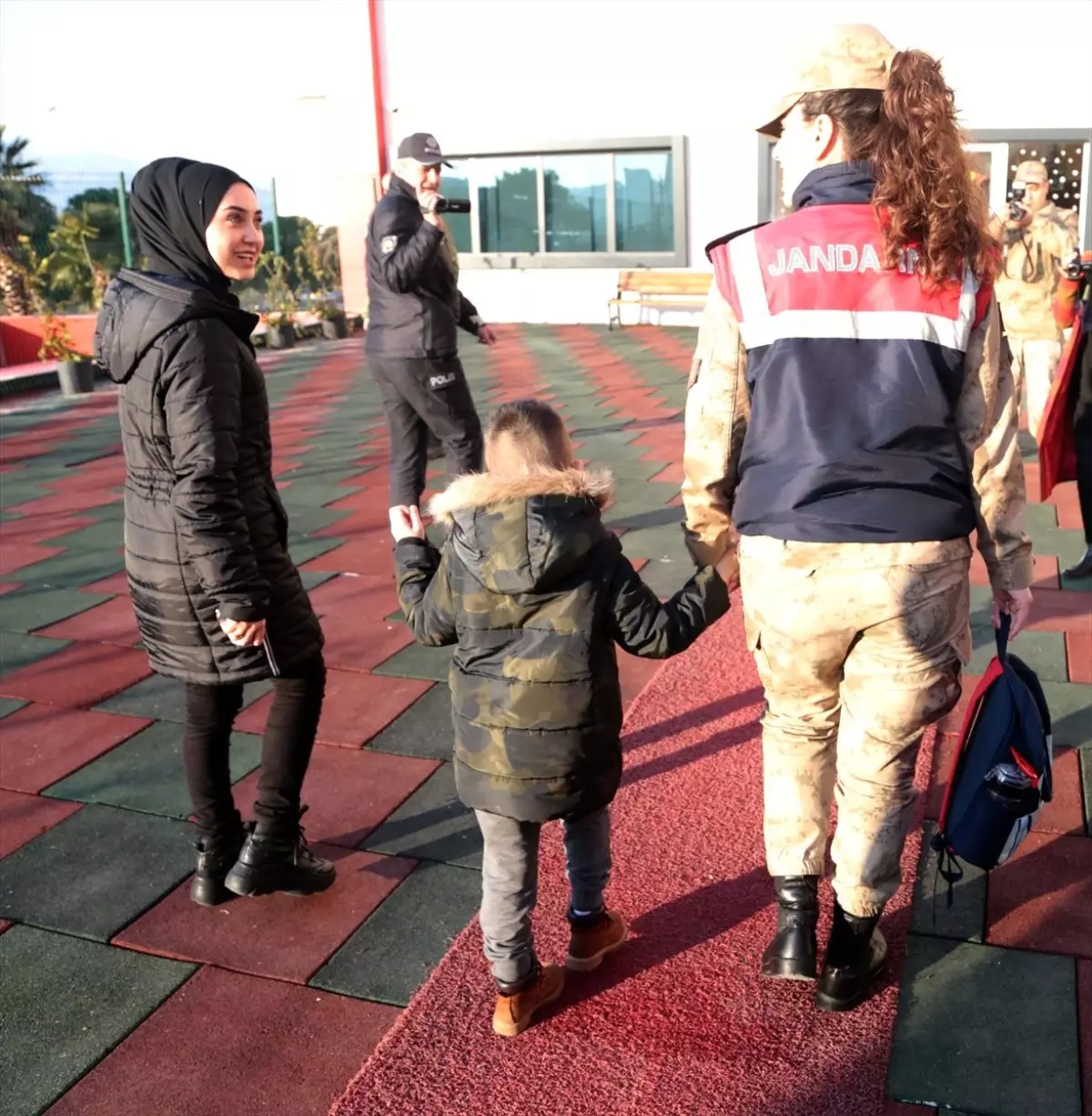 Okula giden şehit çocuklarına jandarma ve polis eşlik ediyor