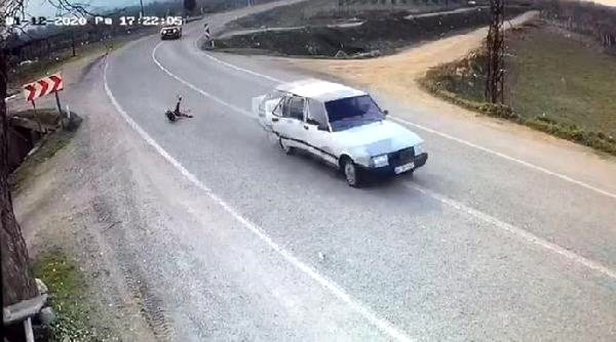Otomobilin açılan kapısından düşen çocuk ölümden döndü
