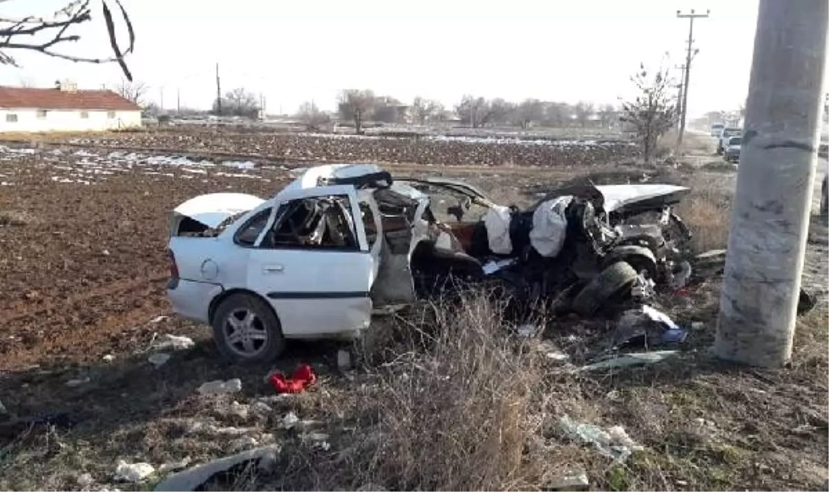 Otomobilin direğe çarptığı kaza, güvenlik kamerasında