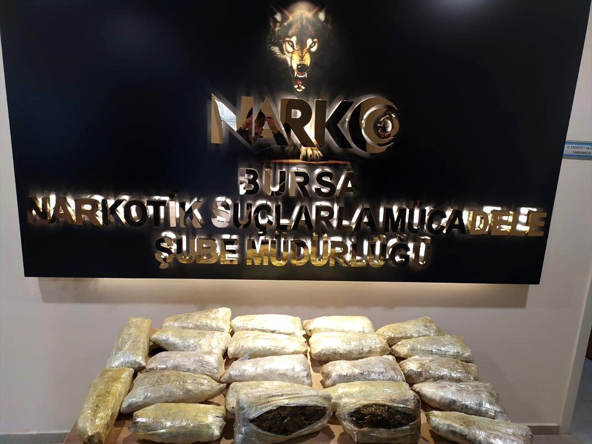 Otomobilinin tamponunda 16 kilogram uyuşturucu ele geçirilen şüpheli tutuklandı