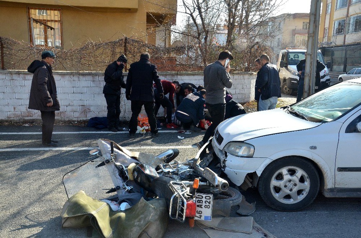 Otomobille motosikletin çarpıştığı kaza kamerada