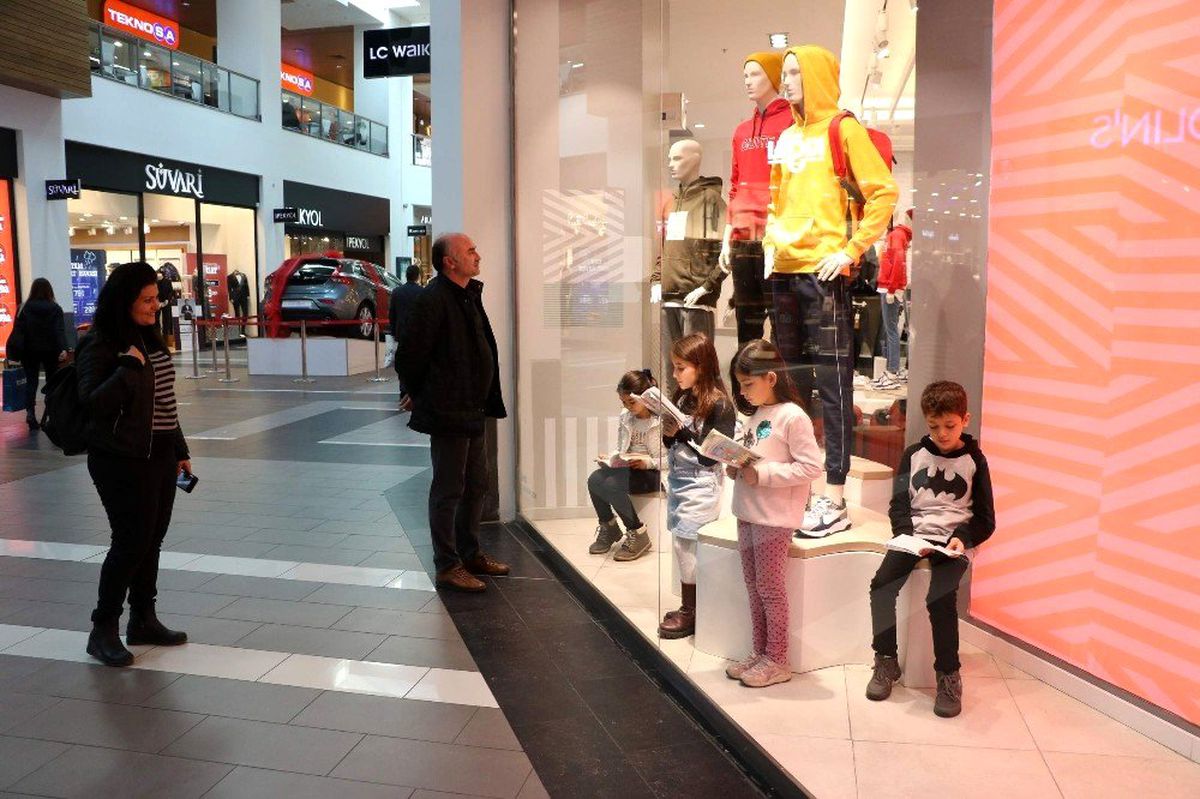 (Özel) Alışveriş merkezi vitrinini gören bir daha baktı