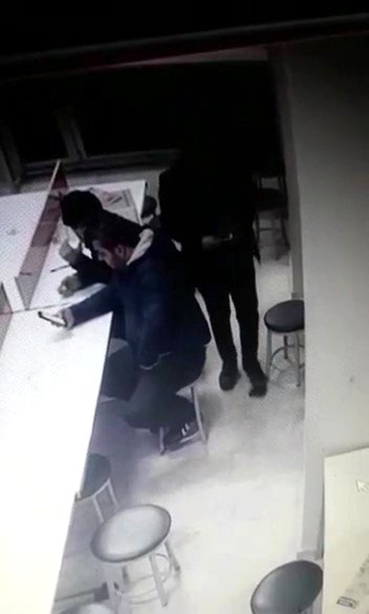 (Özel) İki şahsın yere düşen cüzdanı ayaklarıyla çalma çabası kamerada