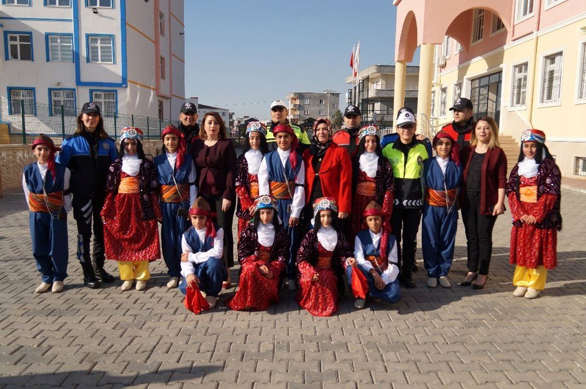 Polis Eşleri Kaynaştırma ve Yardımlaşma Derneği\'nden öğrencilere destek