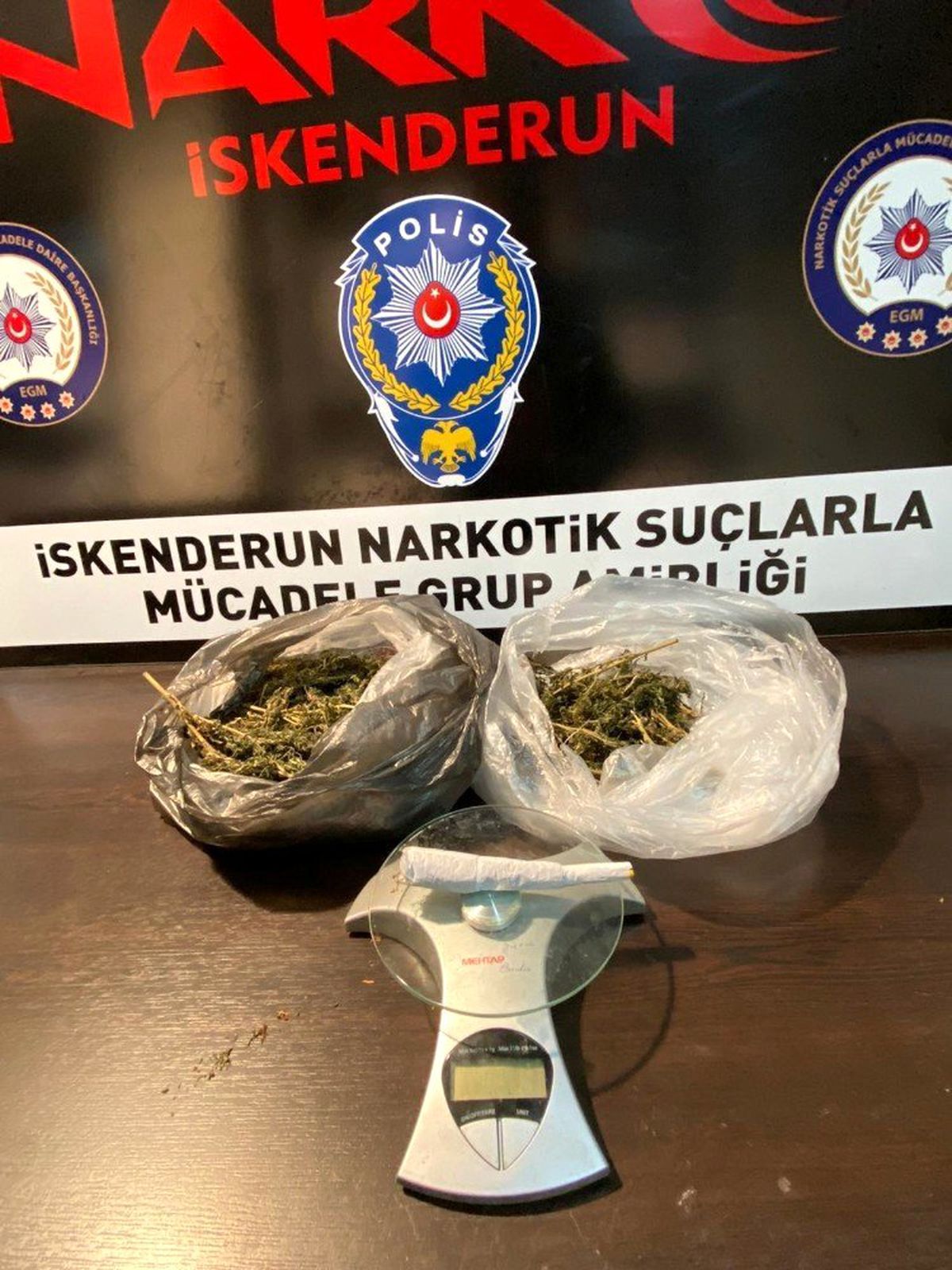 Polis operasyonunda esrar içerken yakalandılar