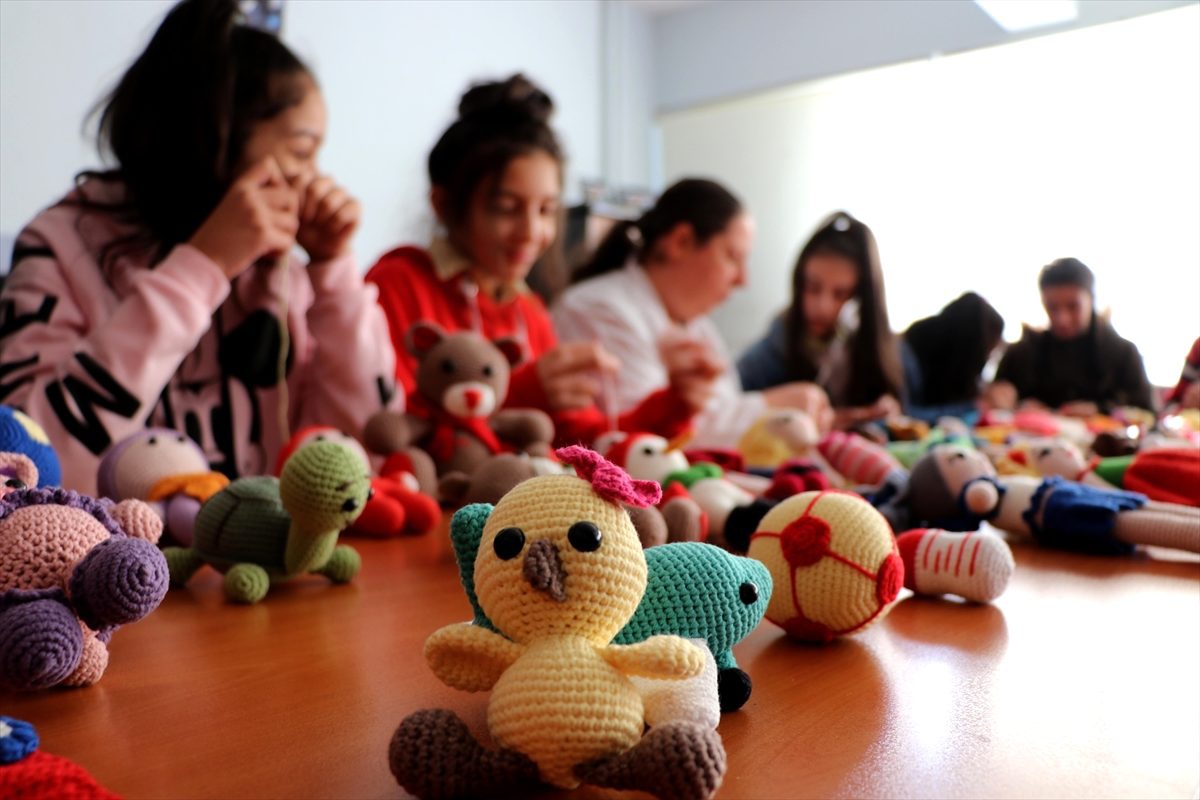 Roman kızlar okula oyuncak bebeklerle bağlandı