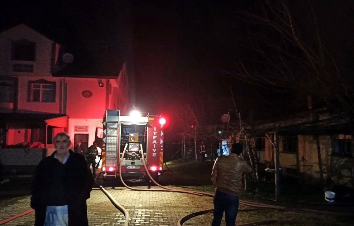 Sakarya\'da yabancı uyruklu şahısların yaşadığı evde yangın çıktı